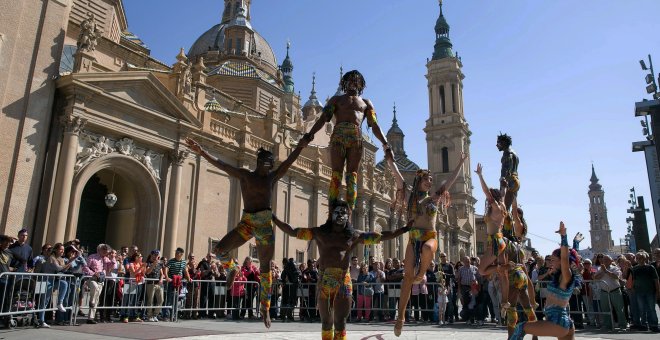 Artistas de Il Circo Italiano realizan uno de sus números durante la presentación en la Plaza del Pilar de Zaragoza del espectáculo que pondrá en escena durante estas Fiestas del Pilar. EFE/Javier Cebollada