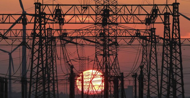 Atardecer tras el tendido eléctrico. | EFE