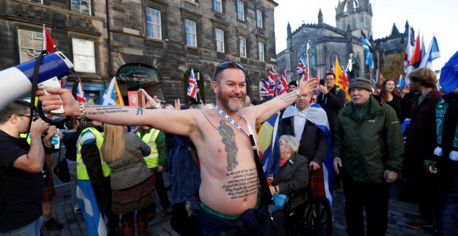 Un instante de la masiva manifestación en Edimburgo bajo el lema 'All Under One Banner'.- REUTERS