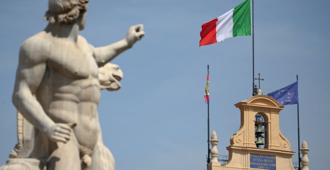 La bandera de Italia sobre el Palacio Quirinal, la sede de la Presidencia de la República, en Roma. REUTERS/Tony Gentile