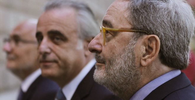 El expresidente de CatalunyaCaixa, Narcís Serra, acompañado por su abogado Pau Molins (c) y por el exdirector general, Adolf Todó (i), a su llegada a la Audiencia de Barcelona el pasado 4 de octubre. / EFE - ANDREU DALMAU