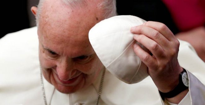 El Papa Francisco se ajusta su bonete durante una recepción en el Vaticano. (ALESSANDRO BIANCHI | REUTERS)