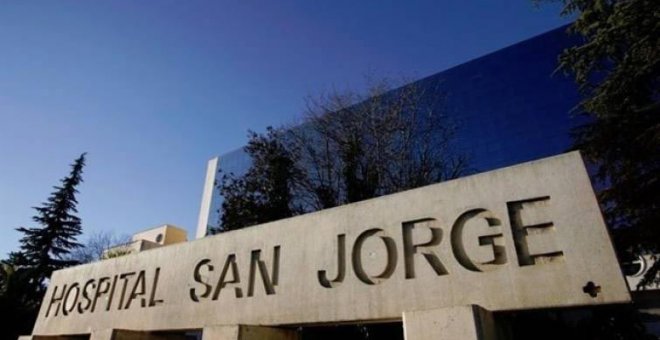 Fachada del hospital San Jorge en Huesca, el centro sanitario al que ha sido trasladado el militar herido.