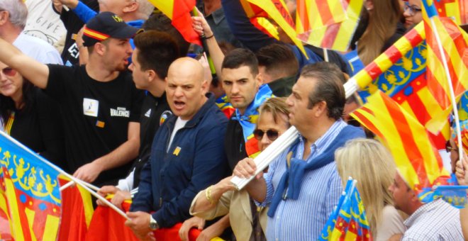 Dirigentes ultras valencianos concentrados en la Plaza del Ayuntamiento