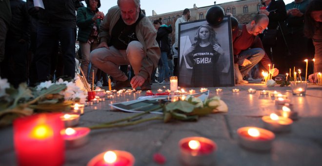 Flores y velas que quedan en memoria de la periodista búlgara Viktoria Marinova en Ruse, Bulgaria. REUTERS