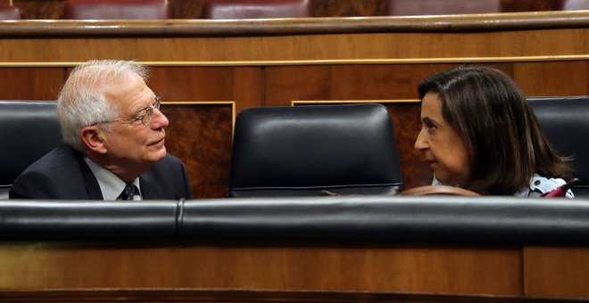 El ministro de Asuntos Exteriores Josep Borrell, conversa con la titular de Defensa, Margarita Robles, al inicio de la sesión de control del Congreso de los Diputados. EFE/Ballesteros