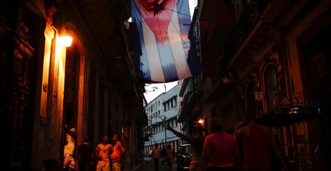 Una bandera cubana adorna una calle de la Habana con motivo de la celebración del 58º aniversario de la creación de los Comités para la Defensa de la Revolución. (ALEXANDRE MENEGHINI | EFE)