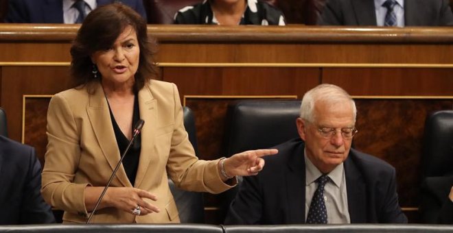 La vicepresidenta Carmen Calvo, junto al ministro de Asuntos Exteriores Josep Borrell, contesta una pregunta en la sesión de control del Congreso de los diputados. (BALLESTEROS | EFE)