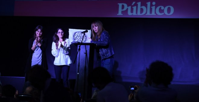 Natalia y Paula Slepoy recogen el 'Premio Público Derechos Humanos' de manos de Ana Pardo de Vera, que fue otorgado a Carlos Slepoy en 2017. / FERNANDO SÁNCHEZ