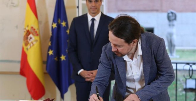 11/10/2018.- El presidente del Gobierno, Pedro Sánchez (izda), y el secretario general de Podemos, Pablo Iglesias, han firmado hoy en el Palacio de la Moncloa el acuerdo sobre el proyecto de ley de presupuestos para 2019. EFE/ Zipi