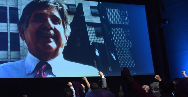 Imagen proyectada del abogado laborista, Carlos Slepoy, en el homenaje póstumo que realizó ‘Público’ este miércoles en el Palacio de la Prensa de Madrid. / FERNANDO SÁNCHEZ