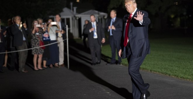 El presidente de los Estados Unidos, Donald Trump, regresa a la Casa Blanca tras asistir a un acto político en el estado de Pensilvania. EFE/Chris Kleponis