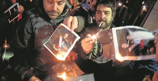 Varias personas, reunidas en Girona, queman fotos del rey Felipe VI,  tras el fallo del Tribunal de Derechos Humanos de Estrasburgo. EFE