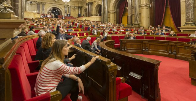 Votació al ple del Parlament aquest dijous. EN primer terme, les diputades de Catalunya en Comú-Podem Jéssica Albiach i Elisenda Alemany. / Parlament de Catalunya.