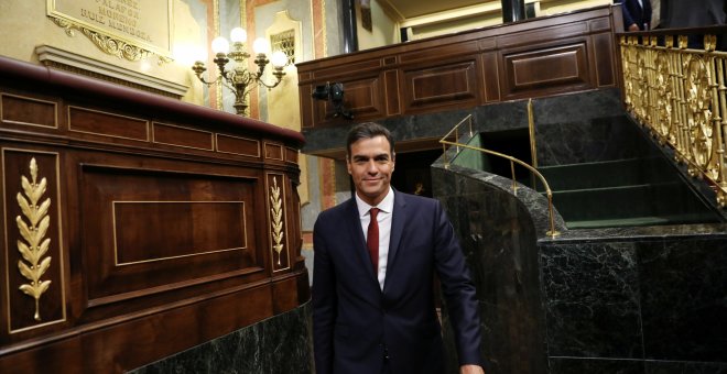 El presidente del Gobierno, Pedro Sánchez, entra en el Hemiciclo del Congreso de los Diputados, para la sesión de control al Ejecutivo. REUTERS/Susana Vera