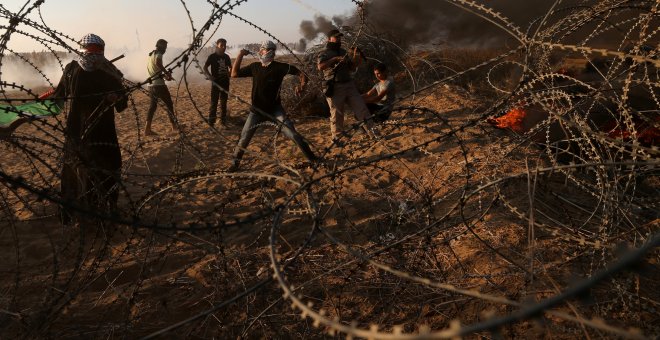 Imagen de palestinos en la frontera durante las protestas de la Gran Marcha del Retorno. REUTERS/Ibraheem Abu Mustafa