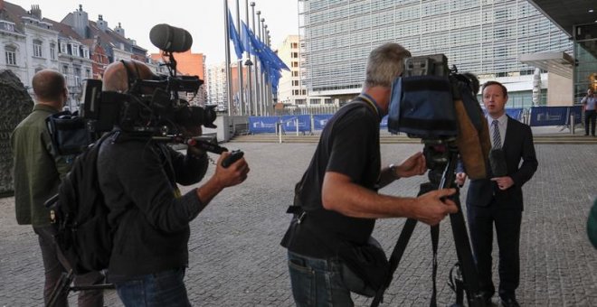 Michel Barnier frente a la sede de la Comisión Europea en Bruselas. EFE