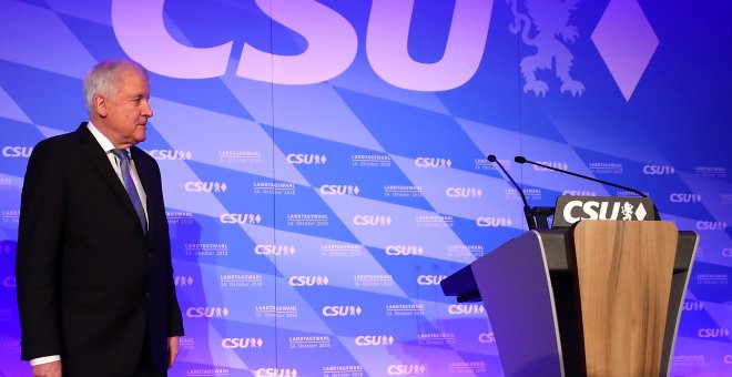 El líder de la CSU, Horst Seehofer, en la sede del partido en Munich tras los primeros sondeos en la regionales de Baviera.  REUTERS/Michael Dalder