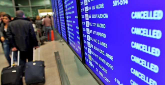 Vista de un panel en el aeropuerto de El Prat, en Barcelona, en el que se informa de la cancelación de muchos vuelos. EFE/Archivo