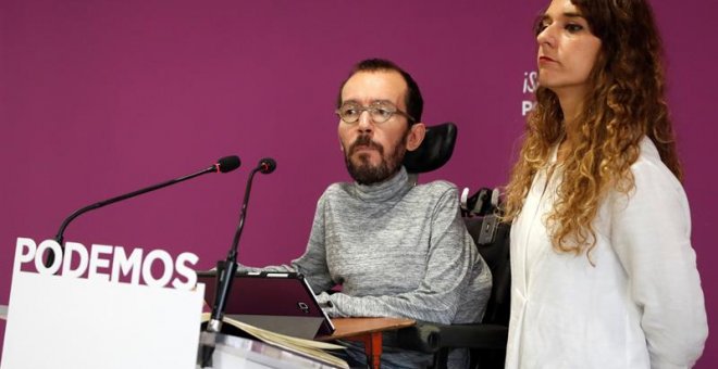 El secretario de Organización y Programa de Podemos, Pablo Echenique, y la diputada Noelia Vera durante la rueda de prensa ofrecida tras el Consejo de Coordinación de la formación. EFE/J.J. Guillén
