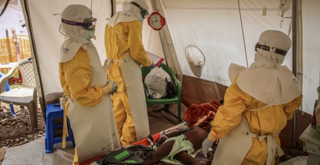 Personal de Médicos Sin Fronteras atienden posibles casos de ébola en la localidad de Mangina, en República Democrática del Congo, el pasado agosto.- MSF