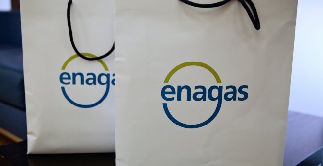 El logo de Enagas en unas bolsas durante una presentación de la compañía de distribución gasista en Madrid. REUTERS/Andrea Comas