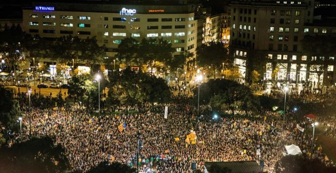 Acte polític de protesta a Plaça de Catalunya de Barcelona en l'aniversari de l'empresonament de Jordi Cuixart i Jordi Sànchez. EFE / Enric Fontcuberta