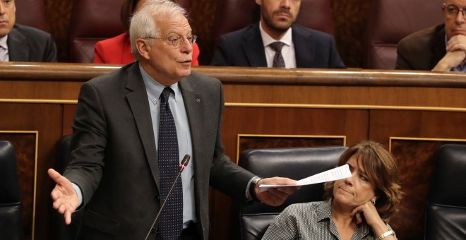 El ministro de Exteriores Josep Borrell, contesta una pregunta durante la sesión de control en el Congreso de los Diputados.- EFE/Ballesteros