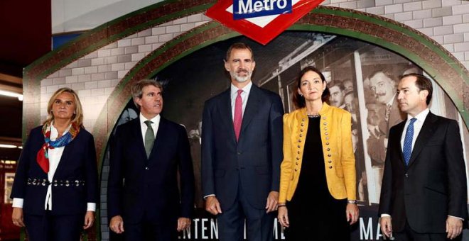 El rey Felipe, la ministra de Industria Reyes Maroto (2d), y el presidente de la Comunidad de Madrid Ángel Garrido (2i), haciendo el recorrido en metro entre las estaciones de Sol y Chamartín. (MARISCAL | EFE)