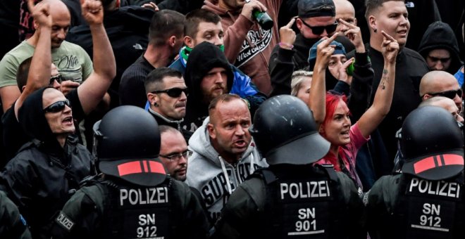 Manifestantes de extrema derecha increpan a la Policía alemana durante una manifestación el pasado mes de agosto en Chemnitz, Alemania.- EFE