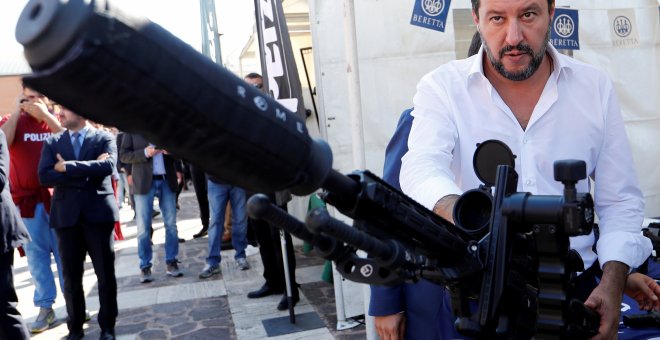 El viceprimer ministro italiano, titular de Interior, y líder del Movimiento 5 Estrellas, Matteo Salvini, con un arma automática en una muestra de material policial, en Roma. REUTERS/Remo Casilli