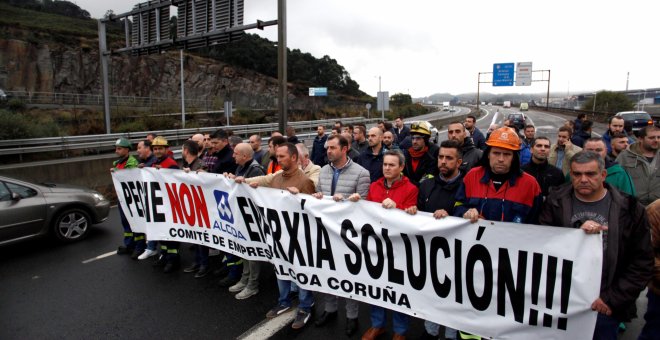 Un grupo de trabajadores de la empresa de Alcoa en A Coruña, durante la concentración convocada  después de la decisión que la dirección de Alcoa ha trasladado a su Comité Europeo, de cerrar sus plantas en Avilés y A Coruña. EFE/Cabalar