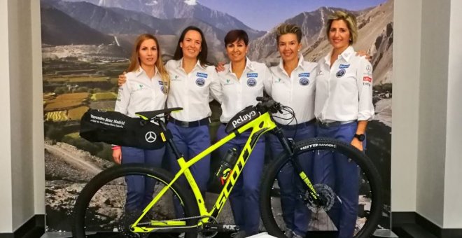 De izq a drch, Lorena, Begoña, Noelia, Gemma y Cecilia en la rueda de prensa del Reto Pelayo Vida Annapurna Bike 2018. / TWITTER MERCEDES-BENZ MADRID