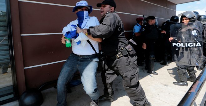 Un policía nicaragüense empuja a un manifestante de la manifestación denominada "Unidos por la libertad" contra el presidente Daniel Ortega que tuvo lugar en Managua esta misma semana. | Oswaldo Rivas / Reuters