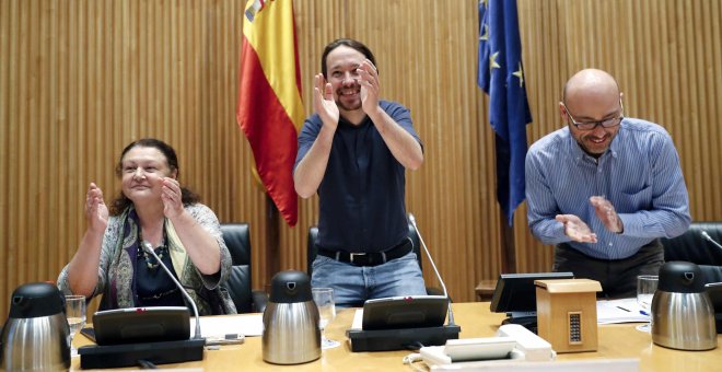 El secretario general de Podemos, Pablo Iglesias (c), junto a los diputados Mae de la Concha (i) y Txema Guijarro (d), inauguran un foro organizado por su partido para la regulación del cannabis. EFE/ J.P.Gandul