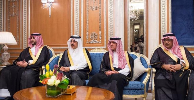 Fotografía cedida por el Palacio Real Saudí que muestra (de izq a dcha) al embajador saudí en Estados Unidos, el príncipe Jaled bin Salman, al ministro de Estado saudí, Musaed bin Mohamed al Aiban, al ministro de Exteriores, Adel al Yubeir,y al presidente