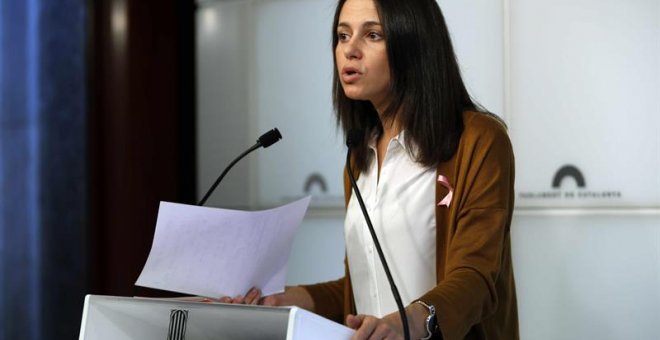 La líder de Ciudadanos en Catalunya, Inés Arrimadas, durante la rueda de prensa que ha ofrecido en el Parlament. EFE/Toni Albir