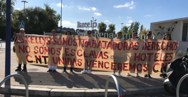 Las ocho camareras de piso de Sevilla que han puesto sobre la mesa una nueva forma de explotación laboral, ayer a las puertas del Hotel Barceló Renacimiento