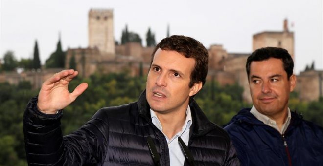 El presidente del Partido Popular, Pablo Casado (i) junto al líder regional de la formación Juanma Moreno, hoy en Granada, donde ha clausurado el acto de presentación de los cabezas de lista de las candidaturas a las elecciones andaluzas del 2 de diciembr