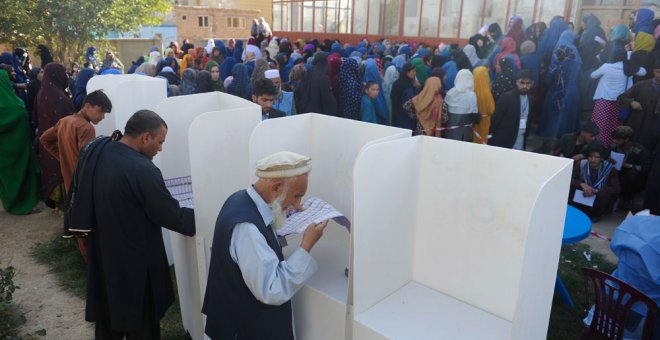 Un hombre vota en Kabul este sábado. EFE