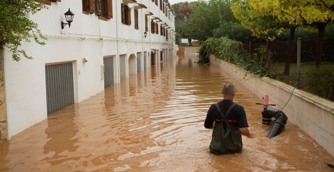 Las lluvias caídas durante el episodio de gota fría por la la provincia de Castellón se mantiene en alerta roja y han causado numerosos daños en los municipios del norte de la Comunidad Valenciana. En la foto, bomberos achican agua. EFE