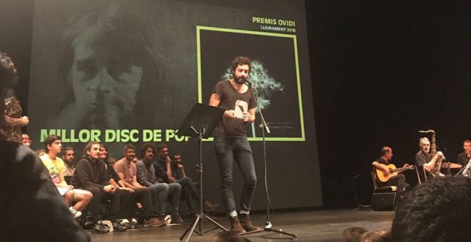 El compositor y cantante valenciano Yeray Calvo recoge el premio a Mejor Disco Pop por Quart Minvant. PÚBLICO
