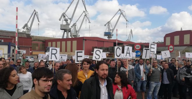 El líder de Podemos, Pablo Iglesias, y otros dirigentes del partido participan en una concentración de trabajadores de La Naval de Sestao. D.A.