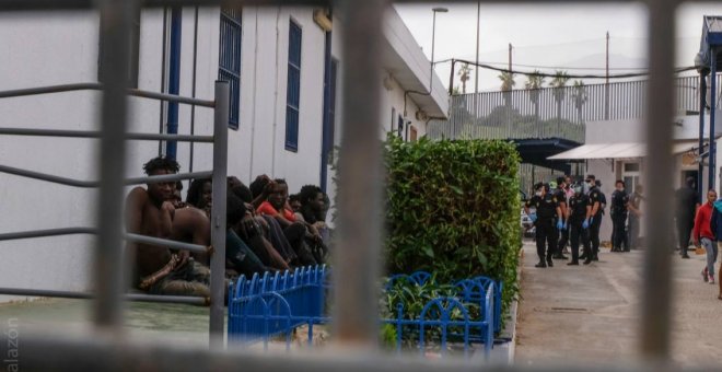 Varios de los migrantes que han solicitado protección internacional tras saltar el domingo la valla de Melilla esperan en el Centro de Estacia Temporal de Inmigrantes de la ciudad. -JOSÉ PALAZÓN/PRODEIN