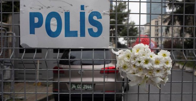 Flores en la valla de la entrada al Consulado saudí en Estambul en memoria de Jamal Khashoggi. (SEDAT SUNA | EFE)