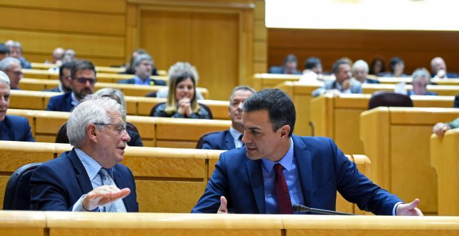 El presidente del Gobierno, Pedro Sánchez, conversa con el ministro de Asuntos Exteriores, Josep Borrell, en la sesión de control en el pleno del Senado. EFE/ Fernando Villar