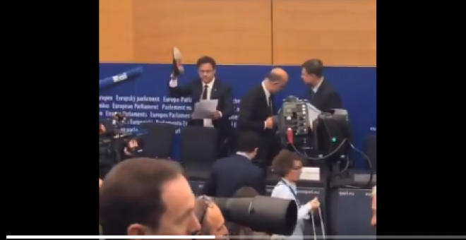 El eurodiputado de la Liga Norte, Angelo Ciocca, justo antes de pisar los papeles de Moscovici.