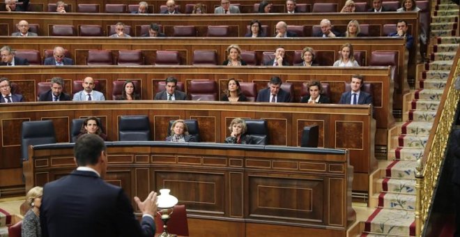 El presidente del Gobierno, Pedro Sánchez, se dirige al presidente del partido popular, Pablo Casado, durante su intervención en la sesión de control al Ejecutivo. /EFE