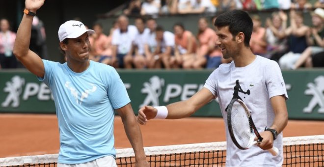 Rafael Nadal y Novak Djokovic, durante un partido de exhibición antes de la celebración del Roland Garros de este año. - AFP