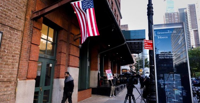 Imagen del exterior del edificio donde se ha interceptado un paquete sospechoso dirigido al actor estadounidense Robert de Niro en Nueva York.